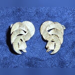 Vintage BSK Textured Silver Tone Abstract Swirls Clip-On Earrings 1"